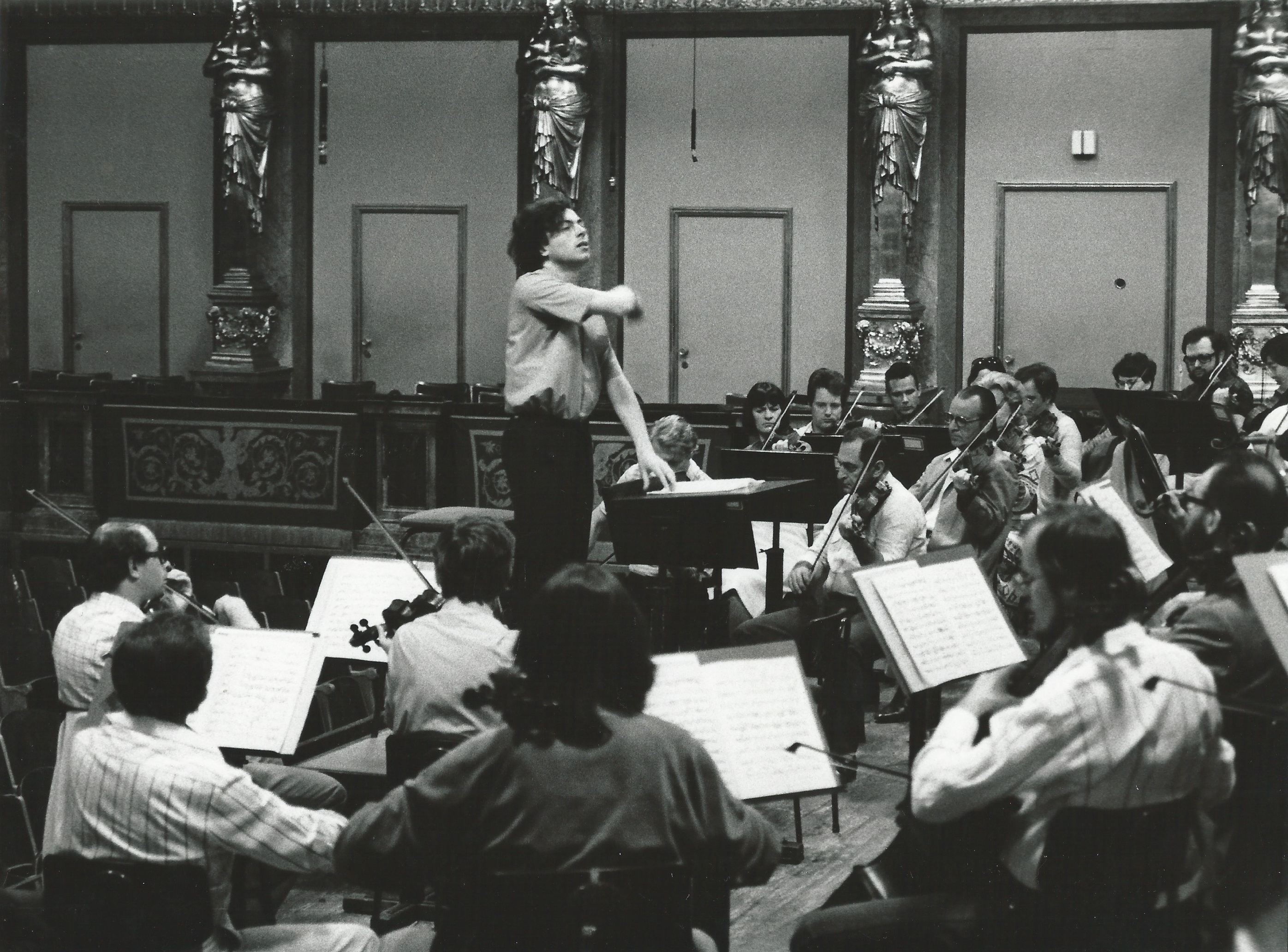 ALBERTO CAPRIOLI REHEARSING GUSTAV MAHLER, ADAGIO FROM THE 10. SYMPHONYWITH THE NÖ-TONKÜNSTLER-ORCHESTER. VIENNA, MUSIKVEREIN, GROßER SAAL, JUNE 1983, PHOTO ZIMMERMANN