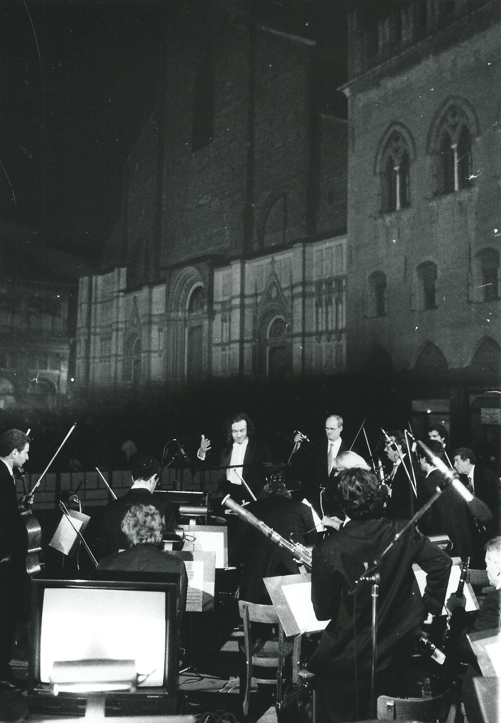 ALBERTO CAPRIOLI CONDUCTING THE ORCHESTRA DEL TEATRO COMUNALE DI BOLOGNA, PIAZZA MAGGIORE, JULY 1998, PHOTO PRIMO GNANI