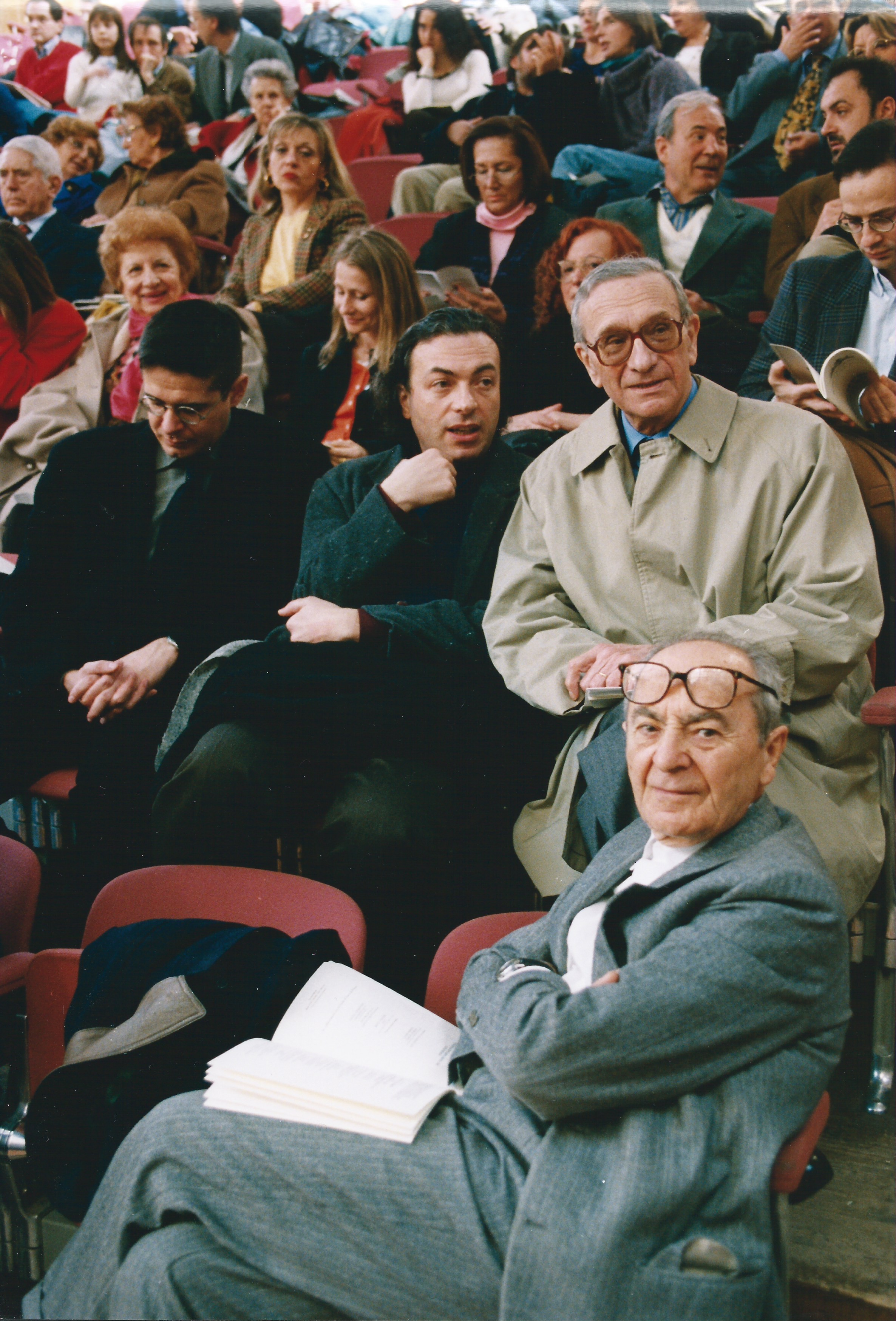 BOLOGNA, AULA ABSIDALE DI SANTA LUCIA, 4 APRILE 2001. REPLICA DELLA PRIMA DI ALBERTO CAPRIOLI, FIORI D'OMBRA, PER ARCHI. ORCHESTRA DEL TEATRO COMUNALE DI BOLOGNA, DIR. ROBERTO POLASTRI. DA DESTRA: DINO GAVINA, EZIO RAIMONDI, ALBERTO CAPRIOLI, MARCO ANTONIO BAZZOCCHI. GABRIELE RASPANTI, MARIA SIMONCINI, FRANCESCA LUI, ANNAROSA POLI. WALTER CASCIO, MARIO BARONI E ROSSANA DALMONTE. © PRIMO GNANI