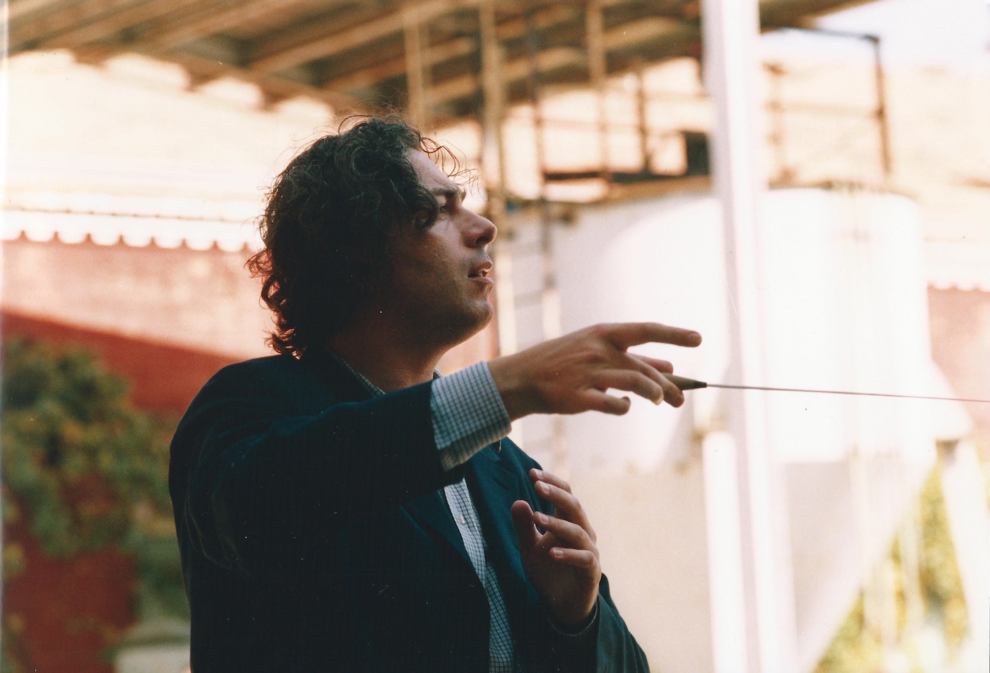 ALBERTO CAPRIOLI, REHEARSALS OF ELEGIA PER CARLO MICHELSTAEDTER, CARLO TENAN, SOLO OBOE AND OBOE D’AMORE, TANIA EICK, RECITER’S VOICE, ORCHESTRA DA CAMERA CITTÀ DI FERRARA, ALBERTO CAPRIOLI, COND., FESTE MUSICALI, BOLOGNA, CANTIERI DELLE EX-OFFICINE STA.VE.CO., SEPT. 1998, PHOTO PRIMO GNANI