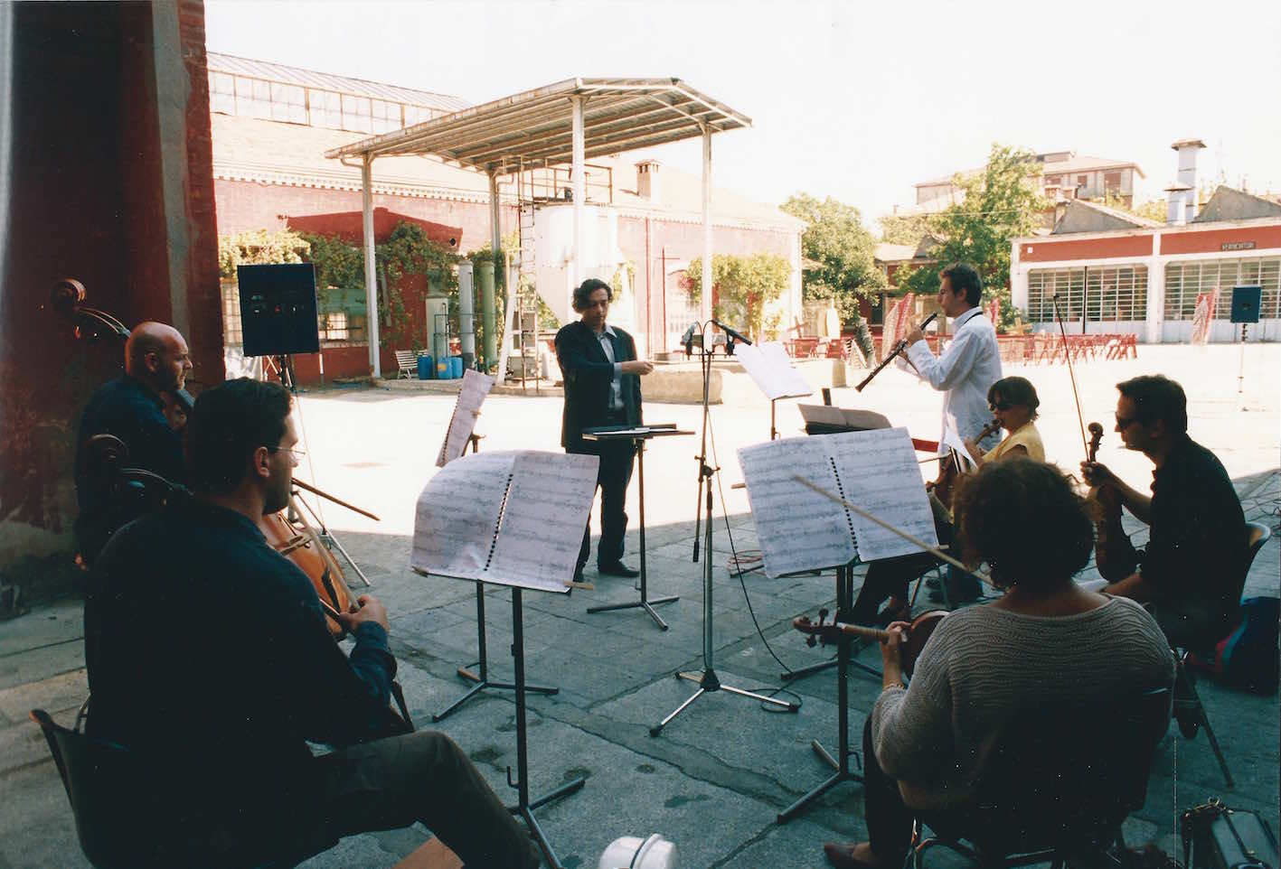 ALBERTO CAPRIOLI, REHEARSALS OF ELEGIA PER CARLO MICHELSTAEDTER, CARLO TENAN, SOLO OBOE AND OBOE D’AMORE, TANIA EICK, RECITER’S VOICE, ORCHESTRA DA CAMERA CITTÀ DI FERRARA, ALBERTO CAPRIOLI, COND., FESTE MUSICALI, BOLOGNA, CANTIERI DELLE EX-OFFICINE STA.VE.CO., SEPT. 1998, PHOTO PRIMO GNANI